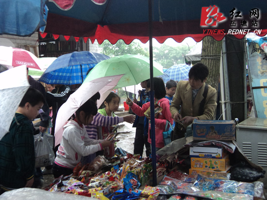 湘潭"五毛"零食横行校园 儿童食品安全堪忧(图)