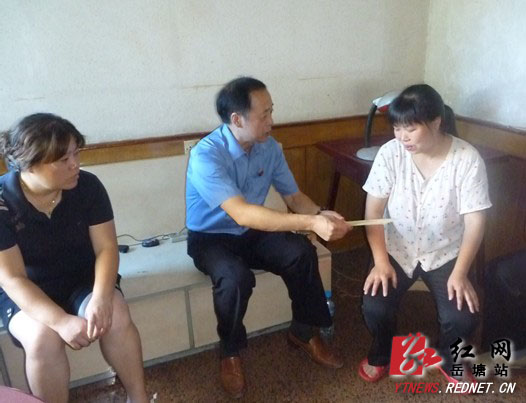 岳塘区检察院到九洲社区慰问困难育龄妇女(图)