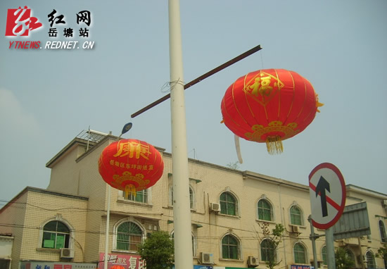 灯杆上,醒目的廉政灯笼.