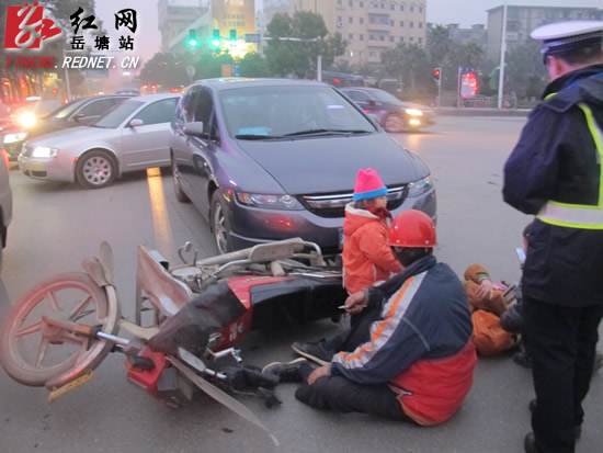 一輛載了四人的摩托車與一輛小車相撞