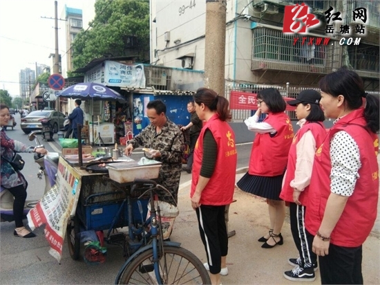 刘玉欢)为深入推进大气污染综合治理,近段时间,湘潭市岳塘区荷塘街道