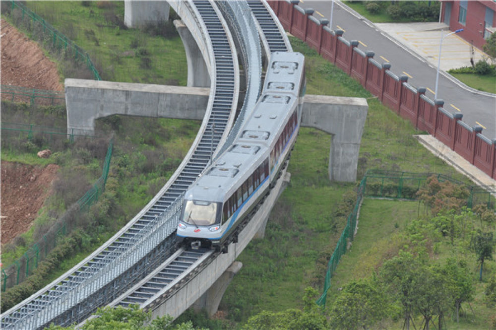 弯道行驶中的长沙磁浮快线列车(2017年5月4日摄).